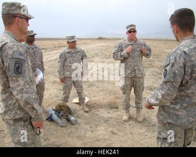 Master Sgt. Stephen Graves, Task Force Paladin stati, presta un orientamento durante un improvvisato dispositivo esplosivo posizione e il rilevamento di classe Aprile 10. La classe è stata facilitata dalla Texas agro-alimentare del team di sviluppo, Texas Army National Guard, che ha avuto luogo a inoltrare una base operativa Ghazni. Questo corso di formazione è un requisito per counter IED e migliora il rilevamento per unità. (Usa foto di esercito Sgt 1a classe Ross Dobelbower) Fire Missione e contatore esplosivi improvvisati dispositivo 267999 di formazione Foto Stock