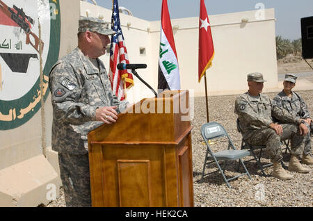 Il vice comandante generale per Provost Marshal di ufficio, il Mag. Gen. Nelson Cannon parla al grand cerimonia di apertura per le indagini penali Division, Joint Expeditionary Forensics Agevolazione 3 lab. Il laboratorio di Jeff recentemente spostato le posizioni sul campo la vittoria, a Baghdad. Il laboratorio è responsabile per la raccolta di prove con valore legale attraverso il DNA, balistica, e impronte digitali. JEFF Lab Grand Opening 273158 Foto Stock