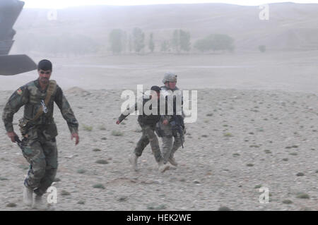 Stati Uniti Pfc dell'esercito. Jared Blair, il plotone medic per il terzo plotone, Bravo truppa, 1-172 squadrone di cavalleria aiuto diretto in modo sicuro un esercito nazionale afghano soldato lontano da una evacuazione medica in elicottero. Blair, Isola di Madame de La Motte, Vt. e il soldato ANA sono state aiutando con la evacuazione medica di un nazionale afghano di poliziotto che è stato ferito da un improvvisato dispositivo esplosivo, 26 aprile. Essi erano parte di un' operazione congiunta che era stata prevista, organizzato ed eseguite dall'esercito nazionale afgano, Polizia nazionale afgana, e DEGLI STATI UNITI Soldati, per cercare gli insorti talebani e illegale di armi. La cavalleria degli Zingari non Foto Stock