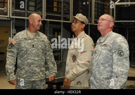 GUANTANAMO Bay a Cuba - Comando Esercito Sgt. Il Mag. Gary Fowler, giunto in uscita gruppo di detenzione il comando sergente maggiore e il Navy danni Controlman Chief Noel P. Gaon, capo delle operazioni per il Camp 6, escort Comando Esercito Sgt. Il Mag. Contrassegnare Porrett, incoming JDG il comando sergente maggiore, in un tour di Camp 6 a Joint Task Force Guantanamo, 3 maggio 2010. Il JDG è compreso di Marina ed esercito personale e fornisce la forza di guardia all'interno delle strutture di detenzione. JTF Guantanamo conduce al sicuro, umano, legale e trasparente di cura e custodia dei detenuti, compresi quelli condannati dalla commissione militare e quelle orde Foto Stock