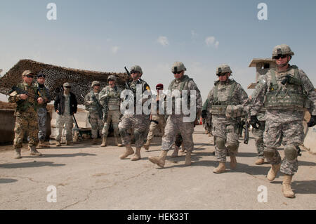 Col. Mark R. balbettare, comandante di brigata 1a, 82a Airborne Division (Consigliare e assistere la brigata), (centro), ispeziona un checkpoint combinato con Lt. Col. Scott G. Hooper, comandante del terzo squadrone, 73rd reggimento di cavalleria, (destra), durante la circolazione del campo di battaglia nel nord Iraq, 5 maggio. Il checkpoint è presidiata da curdi e esercito arabo e le forze di polizia nonché le truppe americane al fine di garantire la parità di trattamento di tutti i cittadini. Anbar-basato comandante di brigata visite truppe in Iraq settentrionale 279075 Foto Stock