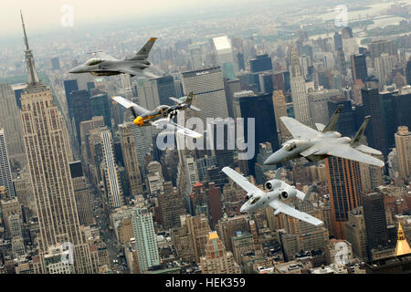 Un P Mustang, volato da Jim Beasley; un F-16 Fighting Falcon, volato da magg. Dax Cornelio da Hill Air Force Base in Utah; un F-15 Eagle, volato da Capt. Tony Bierenkoven da Eglin AFB, Fla.; e una A-10 Thunderbolt II, volato da Capt. Jeff Yost di Papa AFB, N.C., sorvola la città di New York il giovedì, 25 maggio 2006. Il " patrimonio " Volo piloti ha volato in Jones Beach Air Show sull'Isola Lunga. Patrimonio formazioni di volo sono progettati per mostrare le generazioni di aerei da combattimento. (U.S. Air Force foto/Tech. Sgt. Ben Bloker) Classic aerei sopra la città di New York 2008 Foto Stock