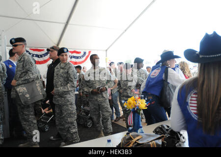 In questa immagine rilasciata dal Texas forze militari, soldati la linea fino a immettere il Rodeo dondolo padiglione presso la Houston Livestock Show e Rodeo di Houston Texas, martedì 2 marzo 2011. Dei 3.000 attuale service-membri vi per le forze armate di apprezzamento giorno, oltre 1.100 soldati e dei loro familiari sono stati portati in bus da Fort Hood, Texas. In aggiunta all'ingresso gratuito al parco con un ID militare tutti gli ex e servizio corrente soci sono stati trattati per un pranzo a barbecue, una cerimonia di benvenuto completo con Air Force il cavalcavia e sedi per il Trace Adkins concerto successivo t Foto Stock