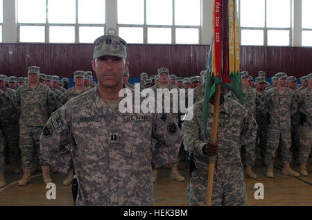 Il cap. Michael T. Mixon comandante della 545th Polizia Militare Company, sta davanti i suoi soldati durante il Maggio 17 Fine Missione cerimonia alla base comune Balad, Iraq. Mixon ha portato l'esercito active duty unità in una missione yearlong dove hanno eseguito con successo la polizia transizione Team operazioni in vari settori del nord dell'Iraq. Il gruppo farà ritorno a Fort Richardson, Alaska. 545Th conclude secondo OIF missione 284257 Foto Stock