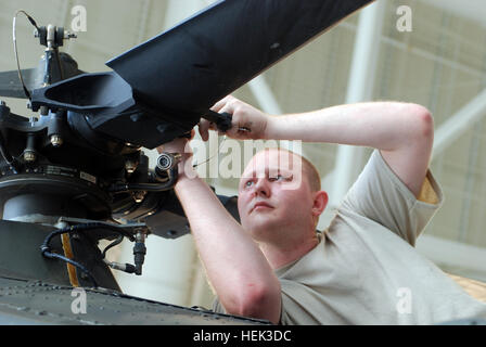 Il personale Sgt. Aaron L. Mahnke, un meccanico di aviazione con lo stato di comando dell'aviazione, Louisiana esercito nazionale Guard, Hammond, La., rende necessaria una riparazione del rotore di un UH-60 Blackhawk elicottero prima di operazioni di volo, 19 maggio. Lo stato del comando dell'aviazione ha distribuito aviazione critica i beni dello stato della Louisiana nella lotta per proteggere le acque e paludi di olio sfociare dalla Deepwater Horizon olio bene che è esploso il 20 aprile. Louisiana aviatori battaglia fuoriuscite di olio 283623 Foto Stock