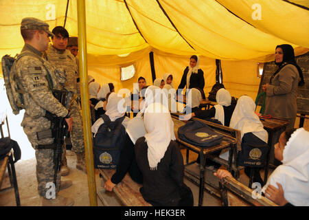 Il cap. Timothy Williams, il comandante del Quartier Generale e Sede Società, 1° Brigata truppe speciali Battaglione; detto Ajmal, il comandante interprete, Abdullah, principal Habiday Balkh scuola primaria e Shakire, insegnante per prima attraverso il terzo grado le classi generali di accademici, Habiday Balkh Scuola Primaria incontro con gli studenti in una classe tende, Dehdadi District, Afghanistan, 22 maggio. Visita i soldati una ragazza della scuola a Kabul, Afghanistan Foto Stock