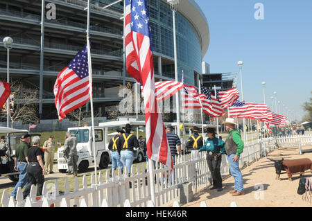 In questa immagine rilasciata dal Texas forze militari volontari, guarda su come soldati la linea fino a immettere il Rodeo dondolo padiglione presso la Houston Livestock Show e Rodeo di Houston Texas, martedì 2 marzo 2011. Dei 3.000 attuale service-membri vi per le forze armate di apprezzamento giorno, oltre 1.100 soldati e dei loro familiari sono stati portati in bus da Fort Hood, Texas. In aggiunta all'ingresso gratuito al parco con un ID militare tutti gli ex e servizio corrente soci sono stati trattati per un pranzo a barbecue, una cerimonia di benvenuto completo con Air Force il cavalcavia e sedi per la traccia Foto Stock