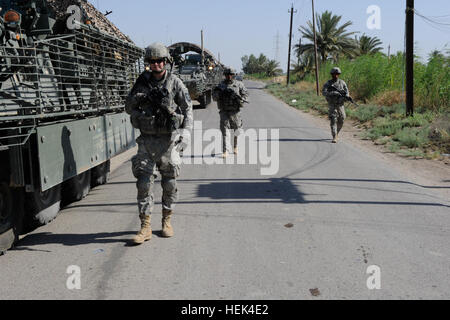 Stati Uniti Soldati dal 3° plotone, Alfa Company, 2° Battaglione, XXIII Reggimento di Fanteria, quarto Stryker Brigade Combat Team, seconda divisione di fanteria frequentare un consulente legale locale incontro al di fuori della posizione di avanzamento Base Operativa Taji, Iraq, 3 luglio. Stati Uniti I soldati hanno partecipato alla funzione per scoprire come la zona è la manipolazione del ritiro delle forze degli Stati Uniti. 4° SBCT 296558 Raid Foto Stock