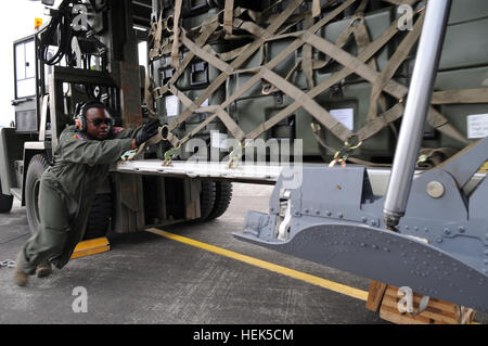 100814-A-2092W-009 U.S. Air Force Staff Sgt. Terrill Wright, un flying capo equipaggio con U.S. Forze aeree in Europa, spinge un pallet di attrezzatura antincendio e la fornitura di aiuti umanitari su un C-130J Super Hercules aeromobili a Trondheim aeroporto di Vaernes, Norvegia, il 14 agosto 2010. Le forniture sono state trasportate a Mosca per aiutare a combattere la costante di incendi. DoD foto di Staff Sgt. Lawree R. Washington Jr., U.S. Esercito. (Rilasciato) Defense.gov News Foto 100814-A-2092W-009 - STATI UNITI Air Force Staff Sgt. Terrill Wright a battenti capo equipaggio con U.S. Forze aeree in Europa spinge un pallet di firefi Foto Stock