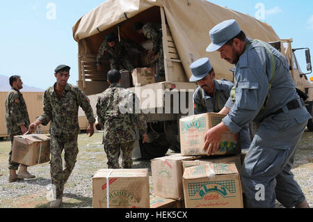 Esercito Nazionale Afghano soldati lungo con la polizia nazionale afgana pila forniture per le vittime delle inondazioni durante un aiuto umanitario goccia nel quartiere Mosahi, a sud di Kabul, e il agosto 15. Afghan vittime delle inondazioni ricevere aiuti attraverso partnership di coalizione 309849 Foto Stock