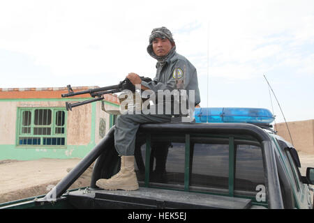 Un membro della polizia nazionale afgana sondaggi il paesaggio che fissano la zona in Khani Kheyl village, 20 agosto, West Paktika provincia, Afghanistan. Ciò era parte di una pattuglia condotta da Charlie Company, 3° battaglione di fanteria 187, 101ª Divisione aviotrasportata da Avanzamento base operativa Rushmore. FOB Rushmore Patrol 311948 Foto Stock