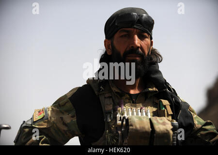 Una polizia nazionale afgana (ANP) ufficiale fornisce la sicurezza mentre il compagno di ANP pattuglia di deputati del villaggio di Rabat, provincia Paktika, Afghanistan, Sett. 19, 2010. (U.S. Esercito foto di Sgt. Justin P. Morelli / rilasciato) 100919-A-0667M-088 Foto Stock