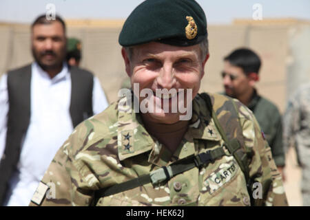 Esercito britannico Il Mag. Gen. Nick Carter, il comandante del Comando Regionale Sud, posa per una foto in avanti una base operativa Wilson, provincia di Kandahar, Afghanistan, Sett. 21, 2010. Carter ha visitato la base per soddisfare con l esercito nazionale afghano soldati e Polizia nazionale afgana ufficiali. (U.S. Foto dell'esercito da Cpl. Robert Thaler/RILASCIATO) esercito britannico Il Mag. Gen. Nick Carter visite in avanti una base operativa Wilson 100921-A-KG159-079 Foto Stock