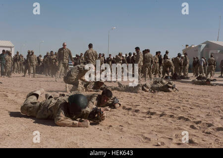 Poliziotti con 2° Battaglione, 3° nazionale afghano di ordine civile di polizia e dei vigili del fuoco di resistere a un polveroso giorno di training guidato dai membri delle Operazioni Speciali Task Force - Sud nella provincia di Kandahar, Sett. 22, 2010. (U.S. Esercito foto di Sgt. Ben Watson / Special Operations Task Force - Sud) polizia afgana per saperne di leadership, di flessibilità da parte delle forze speciali 327465 Foto Stock