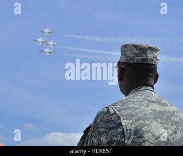 Lt. Gen. Vincenzo K. Brooks, Terza Armata/ARCENT comandante generale, orologi U.S. Air Force Thunderbirds eseguire durante lo Shaw aria Expo presso Shaw Air Force Base, S.C. L'expo, Maggio 5-6, include spettacoli da parte del governo degli STATI UNITI Esercito di cavalieri d'oro e l'esercito e l'Aeronautica visualizza le attrezzature tra cui un M1 Abrams serbatoio e F-22 Raptor aeromobili. Soldati e aviatori sono a portata di mano per spiegare in che modo i membri del team di Shaw utilizzare la visualizzazione apparecchiature in tutto il mondo. (Foto di Staff Sgt. DuRousseau Mylinda, Terza Armata/ARCENT Affari pubblici) Shaw aria Expo 120505-A-SF624-002 Foto Stock