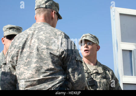 Lt. Gen. Bob cono, Stati Uniti Forces-Iraq vice comandante generale delle operazioni e III Corps commander, parla con PFC. Brian Jorgenson da St. Paul, Minn., con 108th Polizia Militare Company, USF-HO Provost Marshal di ufficio, durante una visita a Camp Cropper, Ottobre 12, sulla base della vittoria complessa, Iraq. Lo scopo della visita era di verificare su il morale della truppa e ad assicurare i soldati sono il mantenimento di un elevato livello di sicurezza e di sicurezza. Lt. Gen. visite cono Camp Cropper 328608 Foto Stock