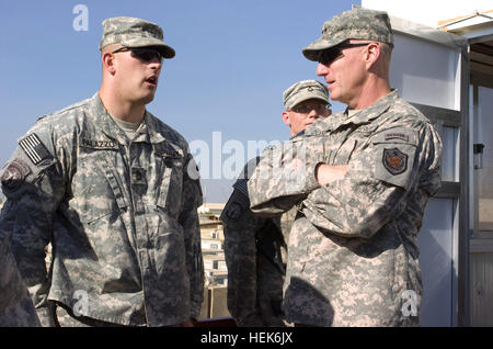 Lt. Gen. Bob cono, Stati Uniti Forces-Iraq vice comandante generale delle operazioni e III Corps commander, parla con Sgt. 1. classe Stefano Palazzo da Charlotte, N.C., con108th Polizia Militare Company, USF-HO Provost Marshal di ufficio, durante una visita a Camp Cropper, Ottobre 12, sulla base della vittoria complessa, Iraq. Lo scopo della visita era di verificare su il morale della truppa e ad assicurare i soldati sono il mantenimento di un elevato livello di sicurezza e di sicurezza. Lt. Gen. visite cono Camp Cropper 328605 Foto Stock