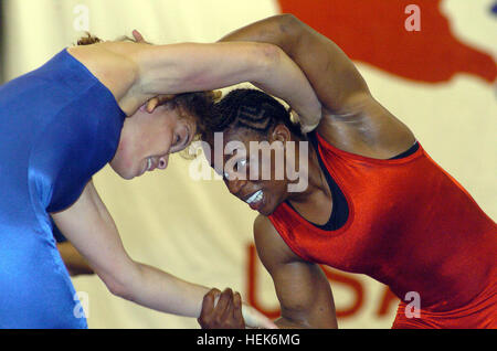 0665-TinaGeorgeWinsBronze.jpg: U.S. Esercito atleta di classe mondiale programma Sgt. Tina George (destra) vince la medaglia di bronzo al 15 aprile con un 2-1, 4-1 vittoria su Leigh Jaynes di Colorado Springs, Colo., nella 121-pound donne divisione freestyle del 2006 U.S. Nazionale dei Campionati di wrestling al Las Vegas Convention Center. George è programmato per combattere per il Team USA nel 2006 World Wrestling Championships sett. 26 attraverso il 1 ottobre a Guangzhou, Cina. Foto di Tim, HIPPS USACFSC Affari pubblici OCPA-2006-07-20-135930 Foto Stock