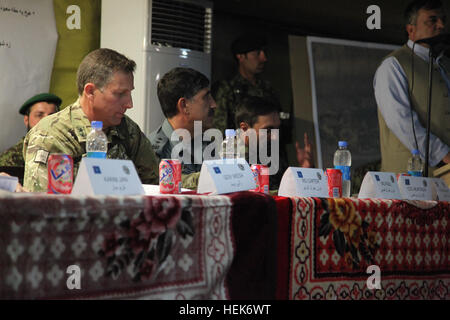 Esercito britannico Il Mag. Gen. Nick Carter, sinistra, il comandante del Comando Regionale Sud, assiste una shura, o riunione, al funzionamento in avanti Howz Base-e-Madad, provincia di Kandahar, Afghanistan, Ottobre 21, 2010. Afghan residenti e funzionari e l esercito nazionale afgano, Polizia nazionale afgana, U.S. Esercito e esercito britannico leader ha partecipato al shura per discutere le operazioni correnti e problemi dell'area. (U.S. Foto dell'esercito da Cpl. Carol A. Lehman/RILASCIATO) Shura 101021-A-FN852-082 Foto Stock