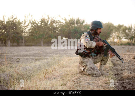 Un poliziotto con il secondo battaglione, 3° nazionale afghano di ordine civile brigata di polizia, mantiene un occhio per le minacce durante un giunto Afghan-Coalition pattuglia di Kandahar provincia del distretto di Zhari, Ottobre 19, 2010. Poliziotti con 2 miliardi di euro. sono abbinate con i membri delle Operazioni Speciali Task Force - Sud. Nazionale Afghano di ordine civile pattuglia di polizia distretto di Zhari 332612 Foto Stock