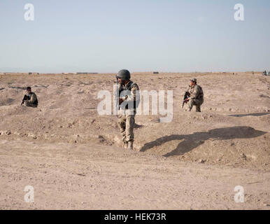 Poliziotti con 2° Battaglione, 3° nazionale afghano di ordine civile di polizia, vigili del condurre una mattina pattuglia di sicurezza ott. 30, CON GLI STATI UNITI Le forze speciali nel distretto di Zhari, provincia di Kandahar, Afghanistan. Il ANCOP dalla 2bn. sono abbinate con i membri delle Operazioni Speciali Task Force - Sud. ANCOP, il nuovo volto della sicurezza a Kandahar Provincia del distretto di Zhari 335806 Foto Stock