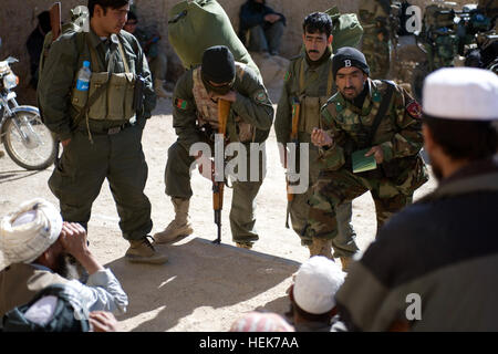 I membri della polizia nazionale afgana e Commandos afghano dal 2° Commando Kandak, assistita da U.S. Esercito di forze speciali, da operazioni speciali Task Force - Oriente, incontro con la gente del posto nel villaggio di Shey Habad, per discutere la sicurezza e lo sviluppo nella provincia di Ghazni nov. 7. Secondo Commando pattuglie Kandak Ghazni 346554 Foto Stock