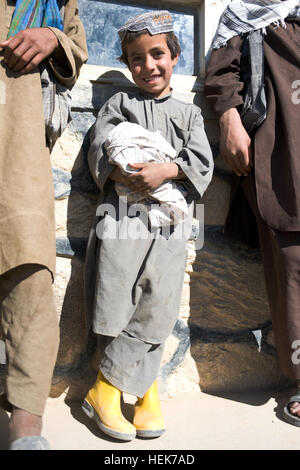 Un ragazzo afghano orologi Commandos afghano dal 2° Commando Kandak, assistita da U.S. Esercito di forze speciali, da operazioni speciali Task Force - Oriente, incontro con la gente del posto nel villaggio di Shey Habad, per discutere la sicurezza e lo sviluppo nella provincia di Ghazni nov. 7. Secondo Commando pattuglie Kandak Ghazni 346500 Foto Stock