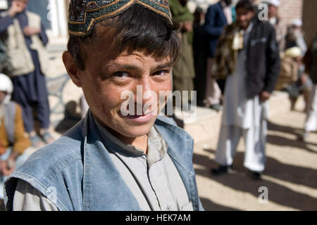 Un ragazzo afghano orologi Commandos afgani, dal 2° Commando Kandak, assistita da U.S. Esercito di forze speciali, da operazioni speciali Task Force - Oriente come si incontrano con la gente del posto nel villaggio di Shey Habad per discutere la sicurezza e lo sviluppo nella provincia di Ghazni nov. 7. Secondo Commando pattuglie Kandak Ghazni 346533 Foto Stock