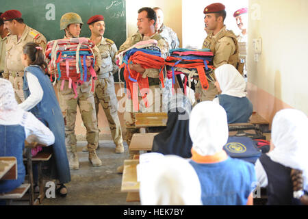 Soldati dell'esercito iracheno con 8 esercito iracheno brigata distribuire zaini per la scuola dei bambini in Habbaniyah, Iraq, nov. 10. I soldati degli Stati Uniti assegnato al 3° Battaglione, 7° Reggimento di Fanteria, quarta brigata, terza divisione di fanteria ha osservato e assistiti soldati dell'esercito iracheno nella distribuzione di zaini riempiti con forniture scolastiche per i bambini iracheni a tre diverse scuole a sostegno dell'operazione nuova alba. Zaini 344718 Foto Stock