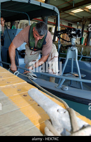 Port Security Chief Edward Messino, un membro della Guardia Costiera porta unità di sicurezza 307, lega il suo viper imbarcazione di pattuglia fuori dal dock qui, e il agosto 18, 2008. PSU 307 fornisce la sicurezza marittima e la protezione per le acque intorno a U.S. Stazione navale di Guantánamo Bay e Joint Task Force Guantanamo. JTF Guantanamo conduce al sicuro e di assistenza umana e la custodia dei detenuti combattenti ostili. La JTF conduce operazioni di interrogazione per raccogliere intelligence strategica a sostegno della guerra globale al terrorismo e sostiene l'applicazione della legge e i crimini di guerra di indagini. JTF Guantanamo si è impegnato per la sicurezza e la protezione dei Foto Stock