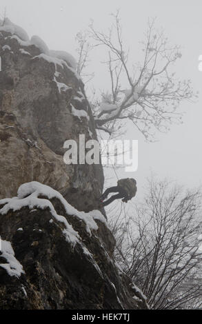 BOHINJSKA BELA, Slovenia -- un soldato sloveno scendere lungo una parete a strapiombo in preparazione per la formazione dei membri dell'U.S. Esercito dell'Europa 172nd della brigata di fanteria durante la guerra di montagna di formazione presso la slovena delle Forze Armate di montagna del Centro di formazione. I soldati della fanteria 172nd brigata partecipano in montagna warfare training per acquisire familiarità con le difficoltà incontrate durante le operazioni di montagna. (U.S. Esercito Europa Foto di Richard Bumgardner) 172nd montagna sloveno di formazione (5241418358) Foto Stock