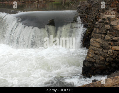 Acqua dal piccolo fiume versa su una diga in Walland, Tennessee, Dicembre 2, 2010. Gli Stati Uniti Esercito di ingegneri del distretto di Nashville sta attualmente conducendo uno spartiacque Valutazione delle vie navigabili. (USACE foto di Lee Roberts) piccolo fiume valutazione spartiacque garners supporto locale 347137 Foto Stock