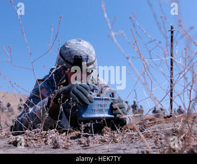 Spostamento di una mina claymore simulatore in posizione personale è Sgt. Victor Rae del quarantanovesimo Polizia Militare brigata, California Army National Guard, durante il guerriero compito della formazione di Camp Roberts, California. (US Army foto/SPC EDDIE SIGUENZA) uno di più per la Claymore 193511 Foto Stock