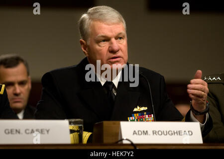 Stati Uniti La Marina Capo di operazioni navali Adm. Gary Roughead testimonia prima che il Comitato delle Forze Armate del Senato nel corso di una audizione presso il Senato Dirksen Edificio per uffici a Washington D.C., dicembre 3, 2010. Roughead discusso le conclusioni del Dipartimento della Difesa?s revisione completa del gruppo di lavoro sulla relazione 'Dsull?t chiedete, Don?t Tell' politica in materia di omosessuali in campo militare. (U.S. Foto dell'esercito da D. Myles Cullen/RILASCIATO) U.S. La Marina Capo di operazioni navali Adm. Gary Roughead testimonia prima che il Comitato delle Forze Armate del Senato nel corso di una audizione presso il Senato Dirksen Edificio per uffici a Washington, D.C. Foto Stock