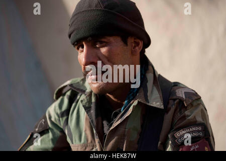 Sgt. Diatullah, un 39-anno-vecchio nativo di Afghanistan del Parwan provincia e leader di squadra con il terzo esercito nazionale afghano Commando Kandak, ha contribuito ad ottenere esplosivi-fare installazioni durante una due giorni di funzionamento, dic. 19 e 20, nel distretto di Zhari, provincia di Kandahar, Afghanistan. I commandos sono abbinate con i membri delle Operazioni Speciali Task Force - Sud. Afghan Commandos, della Polizia di frontiera sicuro di esplosivi in comune di Kandahar operazione di compensazione 352122 Foto Stock