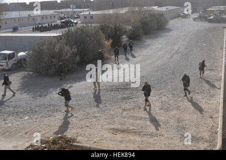 Frontiera afgana polizia Capt. Alijan Semo, (centro), incarica ABP ufficiali durante la conduzione di un piede patrol esercitare all'ABP Centro di frontiera di Spin Boldak, Afghanistan. Stati Uniti I soldati dell esercito assegnato alla NATO Training Mission-Afghanistan ha collaborato con gli appaltatori civili per istruire ABP in armi fundamentals, sala gioco, che istituisce strada i punti di controllo e conducendo il veicolo e pattuglie a piedi. Le sette settimane del programma è progettata per rafforzare le attività di formazione per la polizia di frontiera per combattere le attività di insorti lungo in Afghanistan del 1200 chilometri di confine con il Pakistan. I soldati USA, appaltatori civili mento Foto Stock