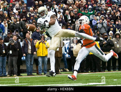 EL PASO, Texas (31 dicembre 2010) Università di Notre Dame wide receiver Michael Floyd battaglie di una università di Miami defensive back per posizione durante il 2010 Hyundai Sun Bowl a El Paso, Dic 31. Floyd (6 le catture, 109 metri, 2 TDs) è stato chiamato il vaso MVP come Irish sconfitto gli uragani 33-17. Foto di David Poe. Michael Floyd Sun Bowl Foto Stock