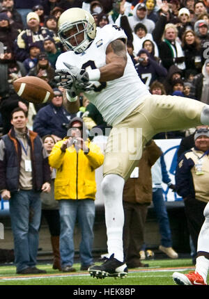 EL PASO, Texas (31 dicembre 2010) Università di Notre Dame wide receiver Michael Floyd battaglie di una università di Miami defensive back per posizione durante il 2010 Hyundai Sun Bowl a El Paso, Dic 31. Floyd (6 le catture, 109 metri, 2 TDs) è stato chiamato il vaso MVP come Irish sconfitto gli uragani 33-17. Foto di David Poe. Michael Floyd Sun Bowl (ritagliate) Foto Stock