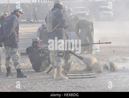 Un confine afghano poliziotto spara il NSV 12,7mm heavy machine gun. ABP ufficiali familiarizzazione ricevuto formazione sulle armi quali la AK-47 fucile da assalto, PKM mitragliatrice e RPG-7 anti-serbatoio rocket launcher. Stati Uniti I soldati dell esercito assegnato alla NATO Training Mission-Afghanistan ha collaborato con gli appaltatori militari da Xe International per fare da guida a funzionari di polizia al confine ABP Center di Spin Boldak. La missione di addestramento è inteso a rafforzare la polizia di frontiera è la sua capacità di combattere l'attività di insorti lungo delle frontiere afghane. Frontiera afgana la Polizia riceve una formazione su high-powered arma Foto Stock