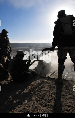 Appaltatori militari da Xe International, che ha chiesto di rimanere anonimo, supervisionare un confine afghano funzionario di polizia come lui spara il NSV 12,7mm heavy machine gun. ABP ufficiali familiarizzazione ricevuto formazione sulle armi quali la AK-47 fucile da assalto, PKM mitragliatrice e RPG-7 anti-serbatoio rocket launcher. Stati Uniti I soldati dell esercito assegnato alla NATO Training Mission-Afghanistan ha collaborato con gli appaltatori militari da Xe International per fare da guida a funzionari di polizia al confine ABP Center di Spin Boldak. La missione di addestramento è inteso a rafforzare la polizia di frontiera è la sua capacità di combattere la attività di insorti Foto Stock