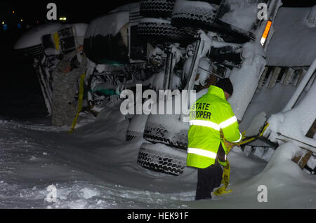 La Missouri e la Guardia Nazionale ha risposto a una grande tempesta di neve che ha coperto la maggior parte del Missouri, compresi Joplin. Il 294th ingegnere società di Pierce City, Mo è andato in standby per ordine del Governatore del Missouri Jay Nixon per essere preparati e pronti a rispondere alle richieste provenienti da una varietà di organismi statali e per i cittadini del Missouri. Il 294th era stato assegnato numerose missioni tra cui assistere il Missouri State Highway Patrol con veicolo controlla sulla Interstate 44 tra Sarcoxie, Mo e Missouri-Oklahoma linea di stato. In questa foto il sergente. 1. Classe Bobby Vore di Joplin, ingegnere 294th Compa Foto Stock