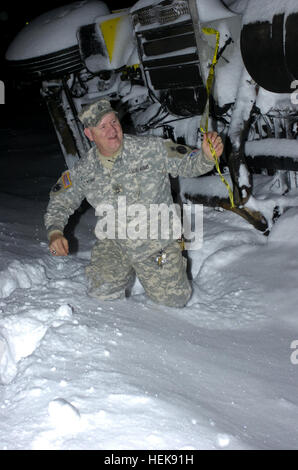 La Missouri e la Guardia Nazionale ha risposto a una grande tempesta di neve che ha coperto la maggior parte del Missouri, compresi Joplin. Il 294th ingegnere società di Pierce City, Mo è andato in standby per ordine del Governatore del Missouri Jay Nixon per essere preparati e pronti a rispondere alle richieste provenienti da una varietà di organismi statali e per i cittadini del Missouri. Il 294th era stato assegnato numerose missioni tra cui assistere il Missouri State Highway Patrol con veicolo controlla sulla Interstate 44 tra Sarcoxie, Mo e Missouri-Oklahoma linea di stato. In questa foto il sergente. 1. Classe Bobby Vore di Joplin, ingegnere 294th compan Foto Stock