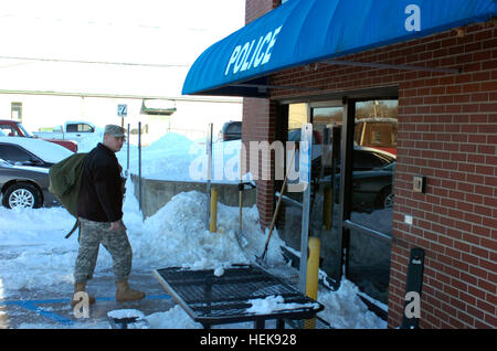 La Missouri e la Guardia Nazionale ha risposto a una tempesta di neve di questa settimana che copriva gran parte dello stato con ghiaccio e neve, compresi Bolivar. Il 1138th Polizia Militare azienda con sede a Springfield, MO è andato in standby per ordine del Governatore del Missouri Jay Nixon per essere preparati per aiutare i cittadini e le altre agenzie come è emersa la necessità. Il 1138th mandato i soldati di numerose posizioni di cui Newton County, Jasper County, Libano, Springfield, Rolla e Bolivar. Sgt. Clint Keltner da Springfield e SPC. Michael Needer dalla gru, sia dell'1138th MPs, assistito il Bolivar il dipartimento di polizia mi Foto Stock