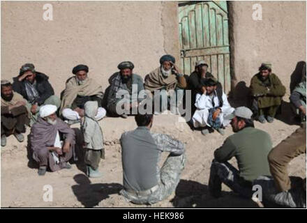 Un U.S. Le forze speciali del team leader conduce una shura o riunione, con gli anziani del villaggio durante un villaggio di Outreach veterinario evento programma il Khas Uruzgan Distretto, Provincia di Uruzgan, Afghanistan, Dic 28, 2010. Nel corso degli ultimi dodici mesi, U.S. Le forze speciali operanti nella zona hanno lavorato con la popolazione afghana e gli elementi delle forze di sicurezza nazionali afgane per migliorare la sicurezza, lo sviluppo e la governance nel settore. Girare la marea 368799 Foto Stock