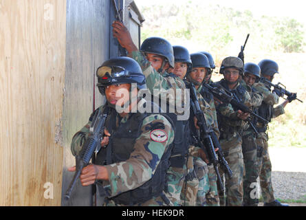 Commandos dominicana si muovono in una pila che si preparano a condurre la camera-operazioni di compensazione durante un close quarter battle esercizio vicino a Santo Domingo, Repubblica Dominicana, 3 marzo. La formazione era in preparazione per la risposta di Fuse 2011, di un insieme di Stati Uniti e Dominicana esercitazione militare, che si svolge il 7 marzo - 11, progettato per aumentare la capacità di lottare contro il terrorismo e il traffico illecito di droghe. (U.S. Esercito Foto di Sgt. 1. Classe Alex Licea, il Comando Operazioni Speciali Sud Affari pubblici) dei Domenicani di formazione Commandos CQB Foto Stock