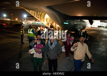 Il 10 marzo 2011 Egiziani tornino a casa dopo un lungo volo da Djerba Zarzis Airport in Tunisia al Cairo, Egitto. Questi cittadini egiziani sono tra decine di migliaia di persone che sono fuggiti dal conflitto in Libia in Tunisia, in cui la crisi umanitaria è il dispiegamento. Questo C-130J, percorsa dalla 37th Airlift Squadron da Ramstein Air base, Germania, è parte di un contingente di aeromobile da la 37th e la 26th U.S. Marine Expeditionary Unit che stanno ricevendo gli sfollati home. Poiché le operazioni ha cominciato il 4 marzo, più di 750 passeggeri sono stati spostati al Cairo. Il trasporto aereo è parte di una più ampia gamma di U.S. Foto Stock