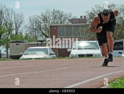 In pensione del personale dell'esercito Sgt. Michael Kacer, un soggiorno-at-home papà e oratore ispirato, corre giri durante la via pratica presso il fisico McKibben Centro Fitness a Fort Carson, Colo., 25 aprile 2012. Kacer, nativo di Throop, Pa., subito lesioni in Afghanistan sostenendo l Operazione Enduring Freedom nel 2008. Kacer sarà in competizione in pista, campo e gare di nuoto nel prossimo 2012 Warrior giochi inizio il 30 aprile 2012. Warrior Giochi 2012 via pratica 120425-A-RI362-002 Foto Stock