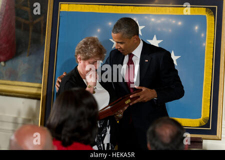 Rose Mary Brown, vedova di Spc. Leslie H. Sabo Jr., 101st Airborne Division, accetta Sabo la Congressional Medal of Honor alla Casa Bianca a Washington D.C., il 16 maggio 2012. Sabo è stato ucciso in azione il 10 maggio 1970. (U.S. Esercito foto di Spc. Joel LeMaistre/RILASCIATO) Sabo medaglia closeup presentazione Foto Stock