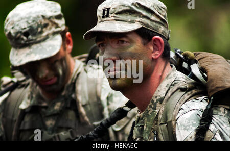 Stati Uniti I soldati dell esercito che frequentano le forze speciali Corso di Qualificazione condotta tattica di combattere la formazione di competenze a Fort Bragg, N.C. In combattimento tattico competenze fase del corso, soldati pratica avanzata di precisione di tiro, montate le operazioni e le forze speciali di attività comuni, indipendentemente dalla loro specializzazione. Gli Stati Uniti Esercito John F. Kennedy Special Warfare Center e Scuola condotta il SFQC tutto l'anno. Noi soldati dell esercito frequentare le forze speciali Corso di qualificazione 110517-A-NR754-007 Foto Stock