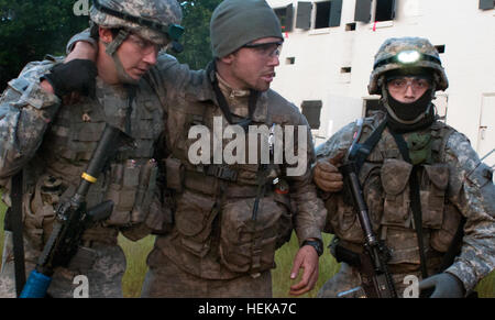 Stati Uniti I soldati dell esercito che frequentano le forze speciali Corso di Qualificazione condotta tattica di combattere la formazione di competenze a Fort Bragg, N.C. In combattimento tattico competenze fase del corso, soldati pratica avanzata di precisione di tiro, montate le operazioni e le forze speciali di attività comuni, indipendentemente dalla loro specializzazione. Gli Stati Uniti Esercito John F. Kennedy Special Warfare Center e Scuola condotta il SFQC tutto l'anno. Noi soldati dell esercito frequentare le forze speciali Corso di qualificazione 110519-A-NR754-001 Foto Stock